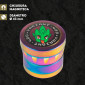 Immagine 2 - Grinder Tritatabacco 4 Parti in Metallo Variant-420 Colore Rainbow con Rilievi ed Incisioni