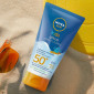 Immagine 2 - Nivea Sun Kids Ultra Protect & Play Crema Solare Resistente SPF 50+ Protezione Molto Alta per Bambini - 150ml [TERMINATO]