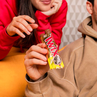 Snack con Biscotto e Caramella Mou Ricoperto di Cioccolata Twix 25x
