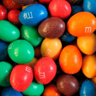 M&M's Peanut Confetti con Arachidi Ricoperte di Cioccolato - Box con 24 Bustine da 45g