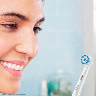 Oral-B Pro 2 2000 Spazzolino Elettrico Ricaricabile Bianco con Testina Sensi UltraThin