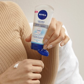 Nivea Crema Mani 3in1 Nutre e Protegge Con Effetto Antibatterico -