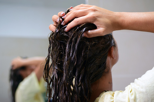 donna maschera capelli