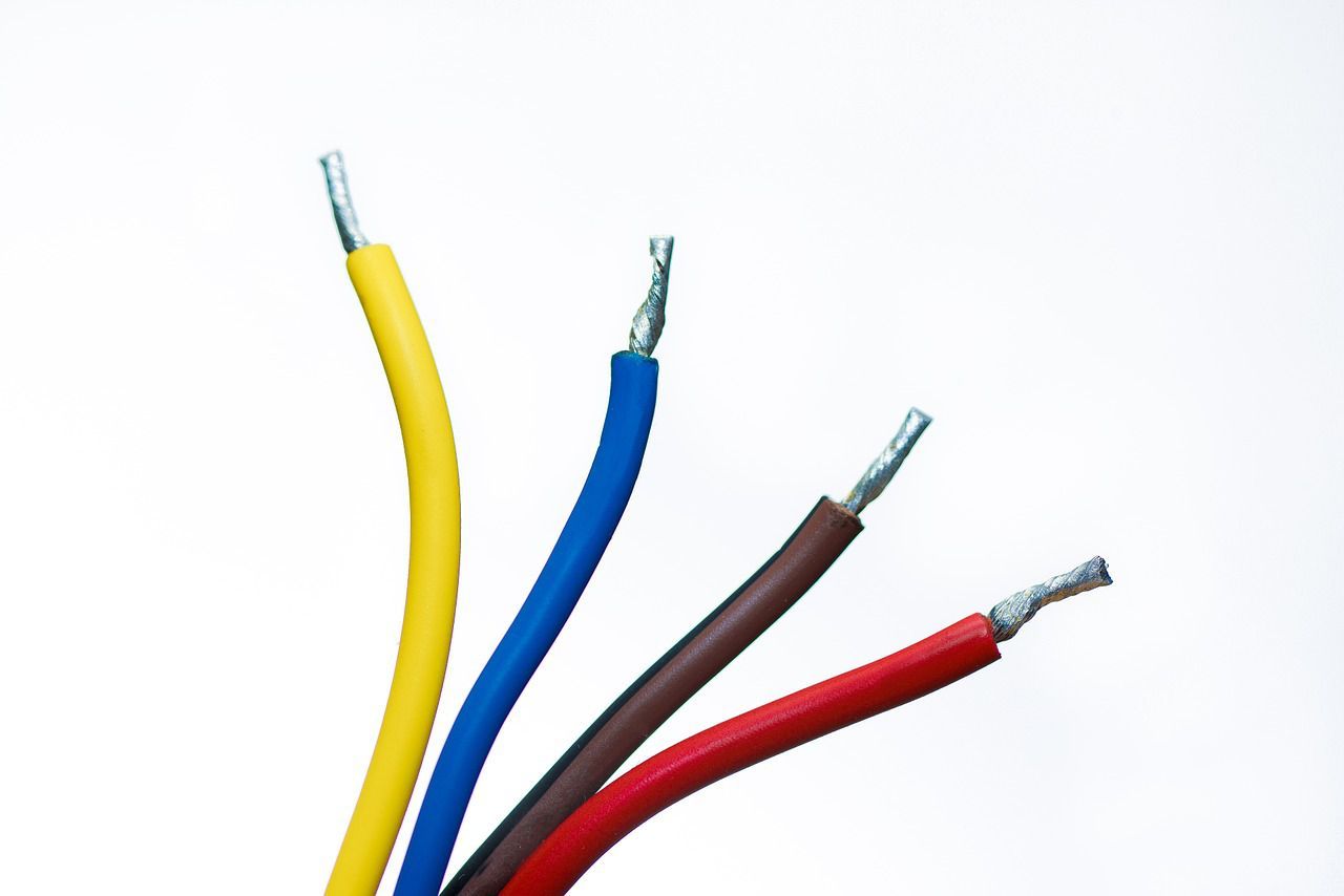 codice colore dei cavi elettrici e tubi: guida e norme