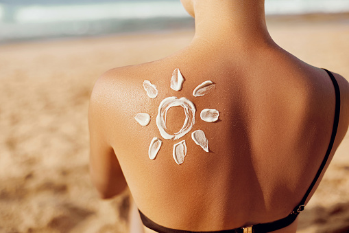 spalla con sole fatto da crema solare