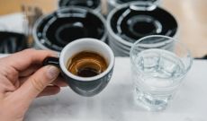 Caffè e bicchiere d’acqua: cosa bere prima?